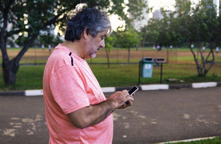 Seguran a digital como ajudar os idosos de sua fam lia a se protegerem